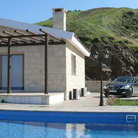 Happy Trails Panoramic * Pomos