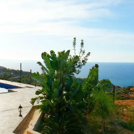 Happy Trails Panoramic * Pomos